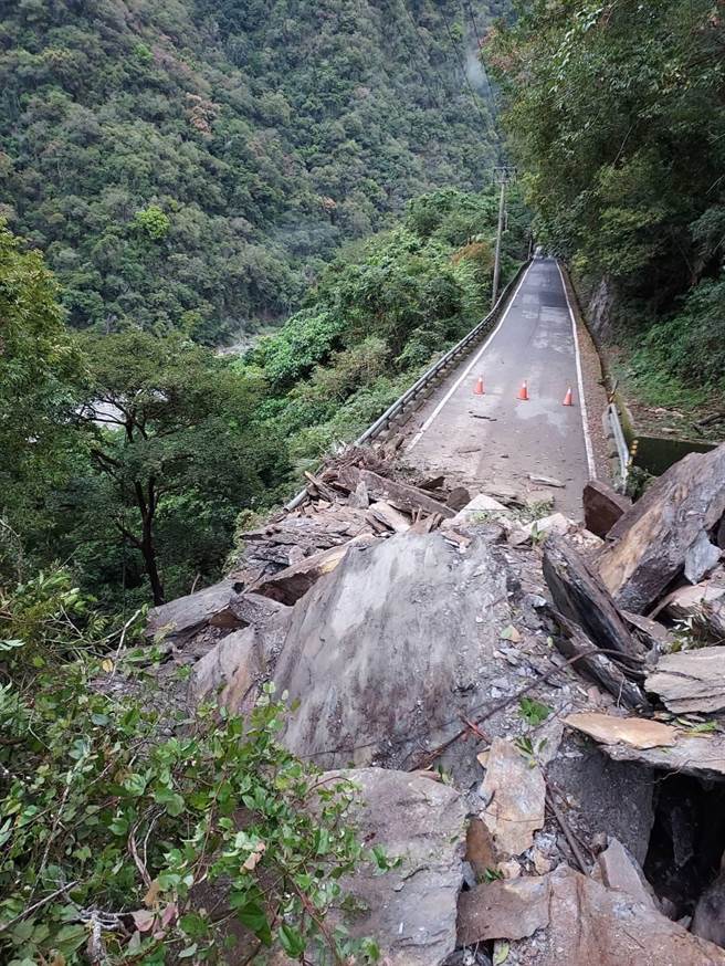 南橫公路坍方。（關山工務段提供／蔡旻妤台東傳真）