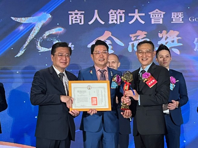 台湾保乐力加股份有限公司领奖人：王德勤董事总经理
