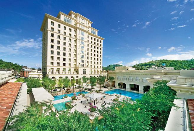 （瓏山林蘇澳冷熱泉度假飯店台北旅展優惠標榜39折起，住宿券、湯屋券買5送1，訂購滿額再贈萬元好禮。圖／瓏山林蘇澳冷熱泉度假飯店）