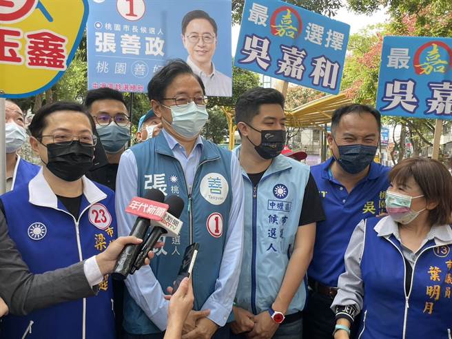 桃園總圖爆爭議，國民黨桃園市長候選人張善政(左二)說，當選市長後公共工程秉持清廉政府乾淨發包。(呂筱蟬攝)