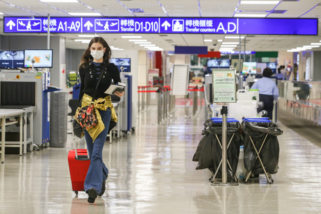 泰国观光赢台湾百倍，引起网友讨论原因。图为桃园机场入境外国旅客。（陈麒全摄）