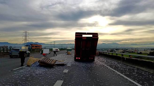 國道3號彰化南下路段時，清晨6點30分左右，半聯結車載運的10幾萬支塑膠管突然撒落國道。（國道七隊提供／吳敏菁彰化傳真）