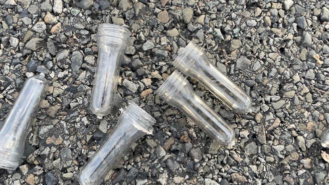 國道3號彰化南下路段時，清晨6點30分左右，半聯結車載運的10幾萬支塑膠管突然撒落國道。（國道七隊提供／吳敏菁彰化傳真）