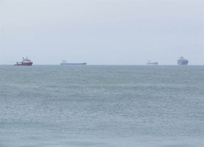 台中港2日上午港外风势减弱，于上午7时20分开放，总计封港约4天4夜，创下开港46年来的新纪录。(民眾提供)