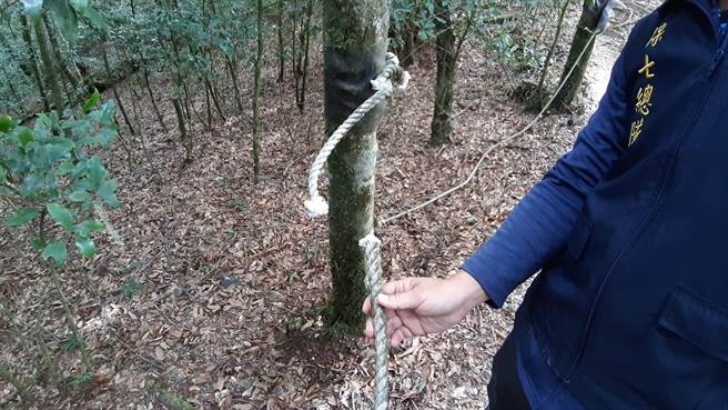 日前山友到鳶嘴稍來步道登山，攀爬拉繩時因繩子鬆脫跌落山谷受傷，事後發現引導繩遭刻意割斷。（東勢林管處提供）