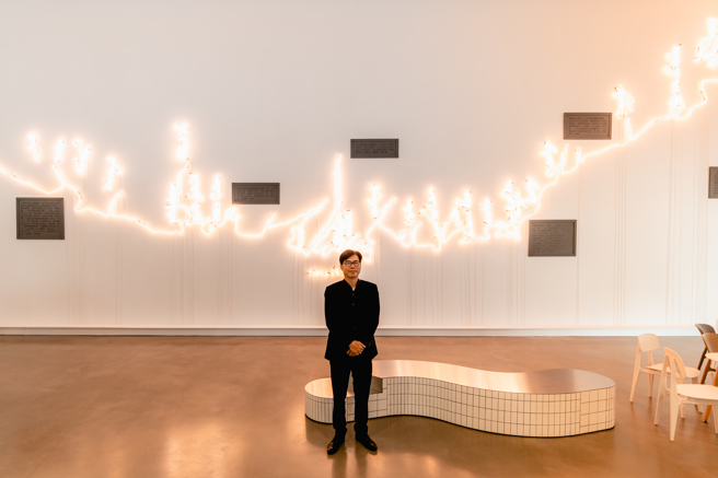 高雄市长陈其迈（图）开箱内惟艺术中心。（图 / 取自陈其迈脸书）