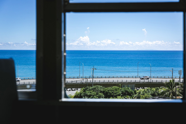 沿途的风景也是演出的角色之一，来看看太平洋与列车间的故事。（图/ 雄狮旅行社 提供）