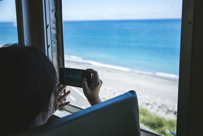 在移动的列车上，一边欣赏太平洋的风景，一边观赏戏剧演出。（图/ 雄狮旅行社 提供）