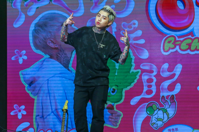 谢和弦将女儿脚印刺在身上。（图／中时资料照）