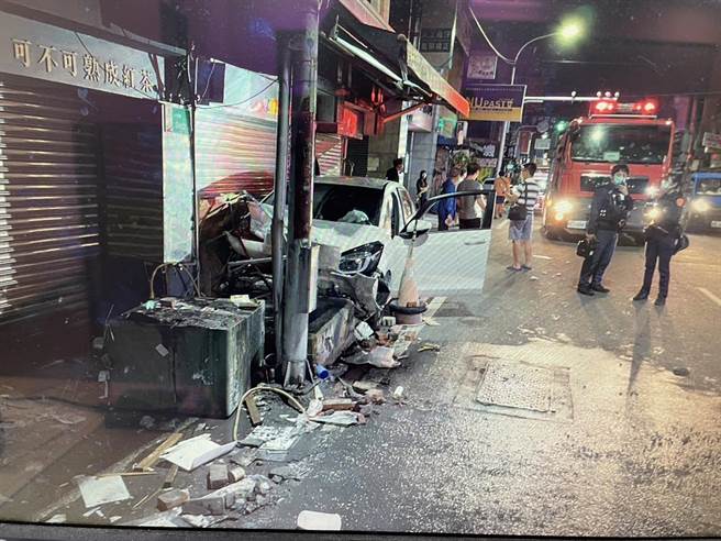 陳男自撞造成變電箱毀損，車頭全毀，也害附近128戶民宅停電。(讀者提供／曹婷婷台南傳真)