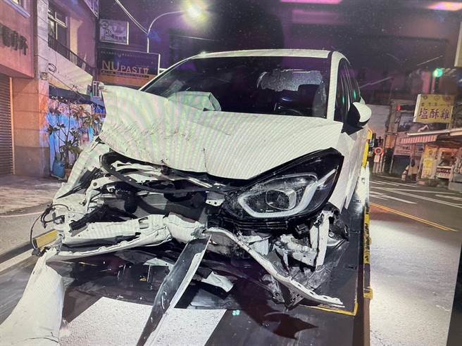 陳男自撞造成變電箱毀損，車頭全毀。(讀者提供／曹婷婷台南傳真)