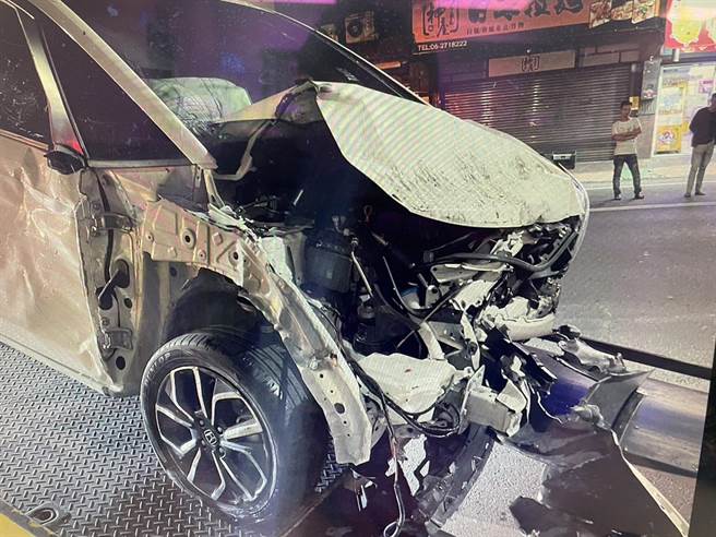 陳男自撞造成變電箱毀損，車頭全毀。(讀者提供／曹婷婷台南傳真)