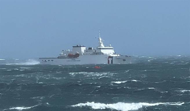 海巡署今天再增派大型巡防艦加入搜尋，研判12名船員應漂往布袋和澎湖附近海域漂流。（海巡署提供）