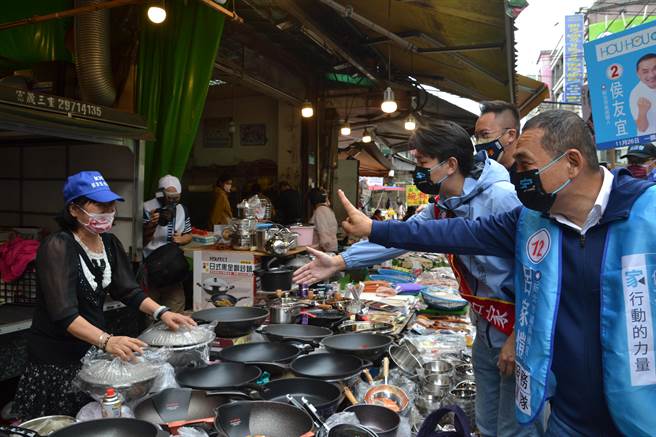 新北市長侯友宜今與「侯家軍」新北市議員候選人呂家愷前往樹林博愛街市場掃街拜票，友宜表示，年輕朋友對呂家愷認識不夠多，他選情真的非常危險，強調會帶著呂家愷，並肩作戰。（蔡雯如攝）