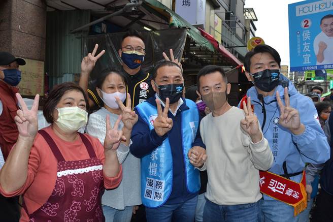 新北市長侯友宜今與「侯家軍」新北市議員候選人呂家愷前往樹林博愛街市場掃街拜票，友宜表示，年輕朋友對呂家愷認識不夠多，他選情真的非常危險，強調會帶著呂家愷，並肩作戰。（蔡雯如攝）