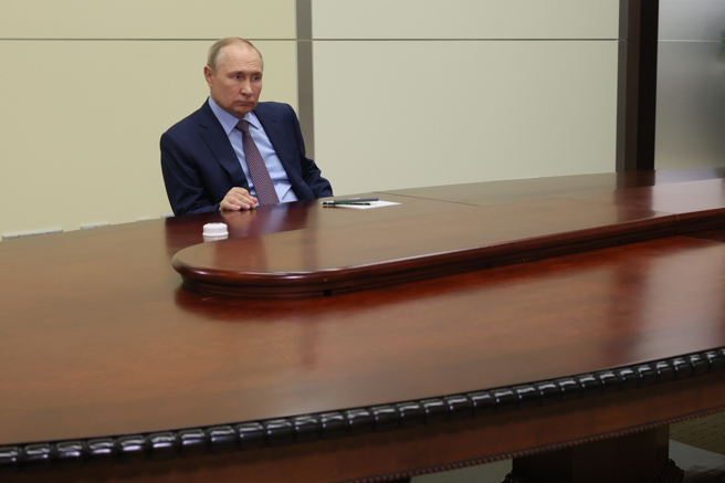 克里姆林宫声明指出，蒲亭（Vladimir Putin）与土耳其总统艾尔段（Recep Tayyip Erdogan）通话后要基辅给出「真正的保证」，即「不会为了军事目的利用这条人道走廊」。(图/美联社)