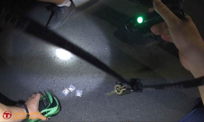 警方摇了几下模型汽车，随后就掉出毒品。（翻摄照片／高雄洪靖宜传真）