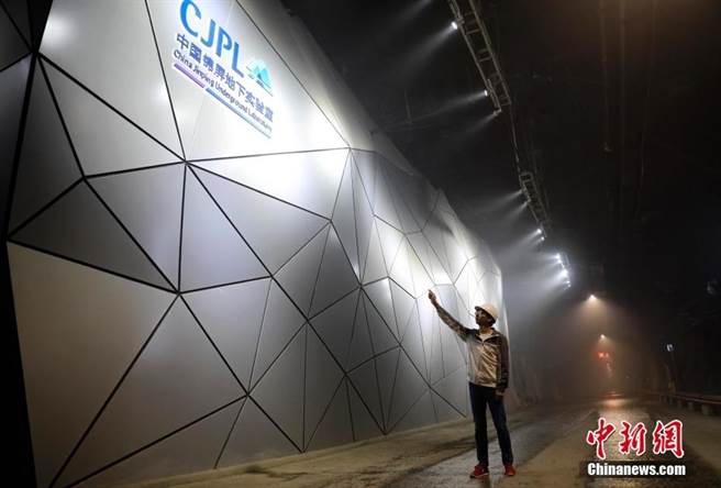 探访世界最深地下实验室：四川地下2400米追寻暗物质。图为中国锦屏地下实验室科研助理景明坤介绍实验室的外观。（中新网）