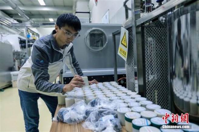 探访世界最深地下实验室：四川地下2400米追寻暗物质。图为中国锦屏地下实验室科研助理景明坤挑选辐射检测材料。（中新网）