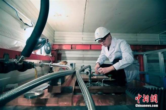 探访世界最深地下实验室：四川地下2400米追寻暗物质。图为95后北京清华大学工程物理系博士生聂奇缘维护实验设备。（中新网）