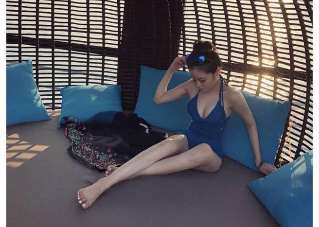 郭思瑜晒出身穿深V连身泳装的辣照，傲人上围露出大半截。(9_anne_1207 IG)