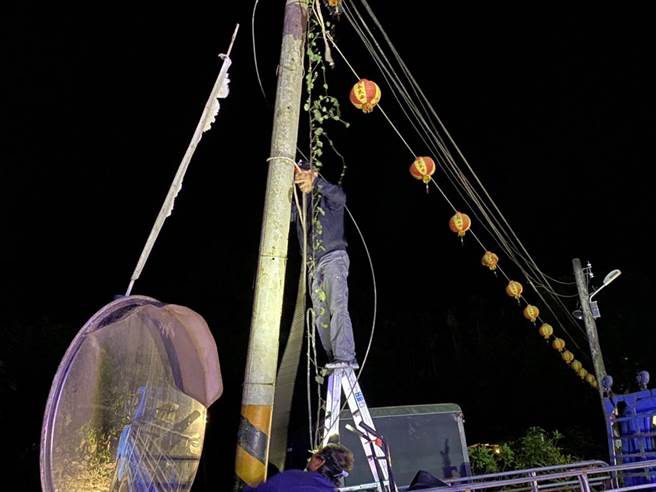 警民合作共同协助处理倒下的路树。（翻摄照片／李京升苗栗传真）