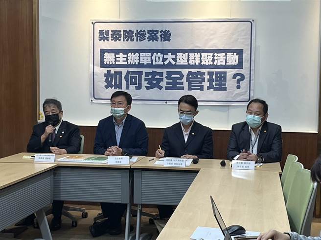 黄国书说，民眾自主群聚活动目前毫无安全计画规定及人流通报管制措施。（叶家玮摄）