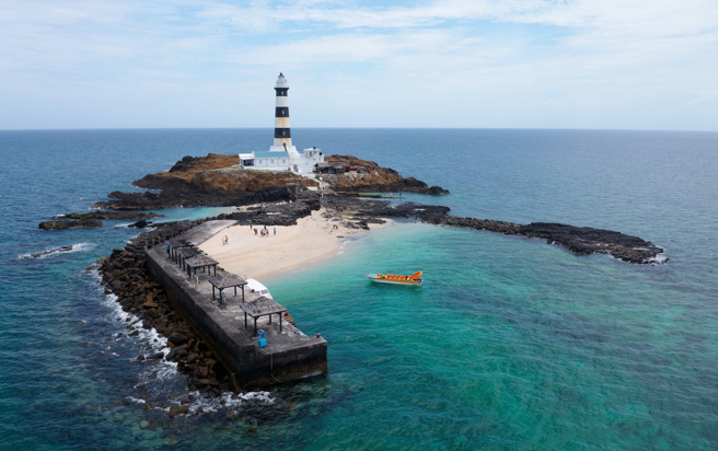 台湾绘本作家玉米辰受交通部航港局委托，採访澎湖吉贝屿灯塔守的故事，完成《守护大海的人》绘本创作。（示意图／shutterstock）