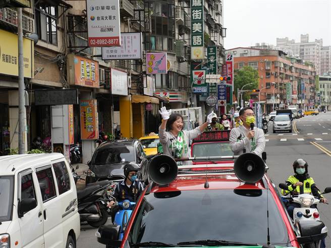 民进党新北市长候选人林佳龙近日确诊，因此2日在新北市三重的扫街活动，改由他妻子廖婉如代打上阵。(黄敬文摄)