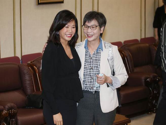 民眾党新任不分区立委吴欣盈（左）2日赴立法院宣誓就职，辞去立委的蔡壁如（右）到场观礼并与他拥抱祝贺。（姚志平摄）