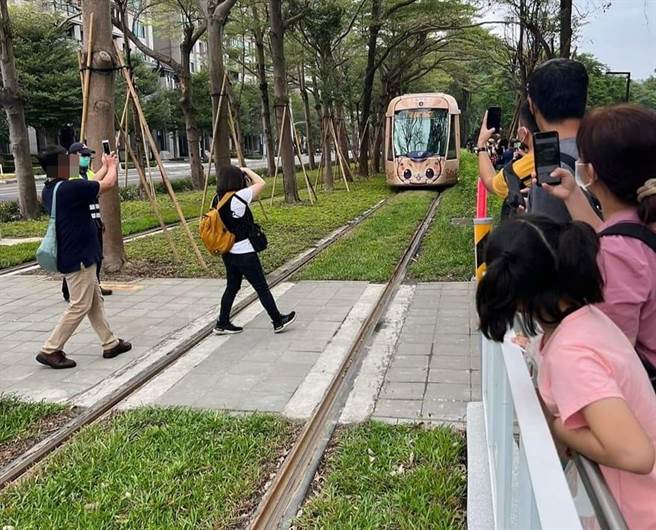 高捷警察提醒民眾勿任意闖入軌道區。（翻攝臉書高捷警察 MRT KMPH ）