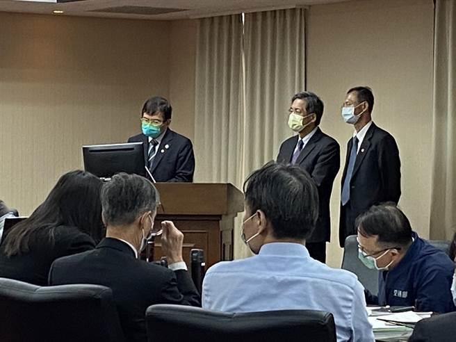 交通部长王国材（后排左一）同意1周内提出坍方地点的施工计画边坡稳定分析报告，2个月内提出并制定应进行边坡稳定分析报告法规机制。（陈佑诚摄）