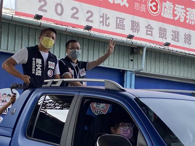 前北市议员罗智强2日到台中为国民党争取连任的市议员陈文政扫街拜票。（冯惠宜摄）