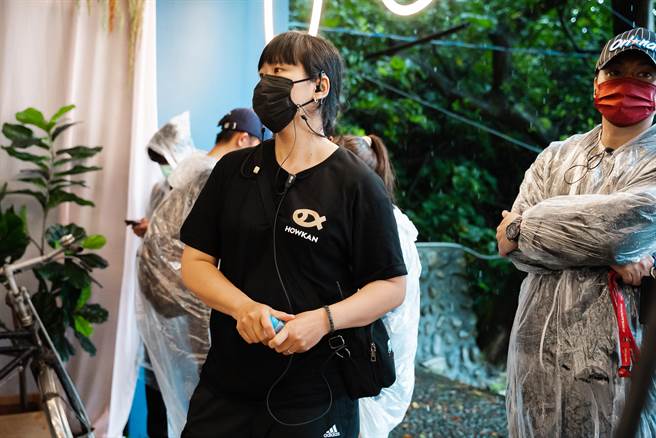 《嗨！營業中》的製作人葉佩容透露錄影時都靠耳機監聽、掌握現場狀況。（好看娛樂提供）