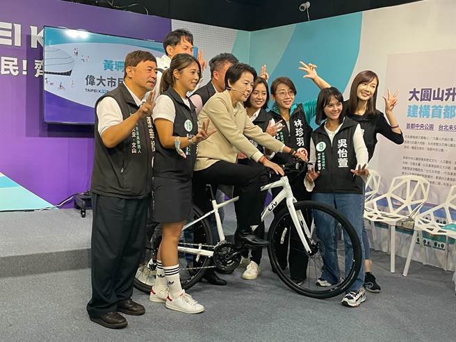 无党籍台北市长候选人黄珊珊上午公布11月6日「伟大市民向前骑」单车活动。（黄婉婷摄）