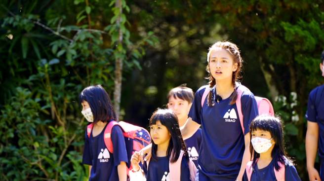 鬼鬼回到校园，重温小学生活。（三立提供）