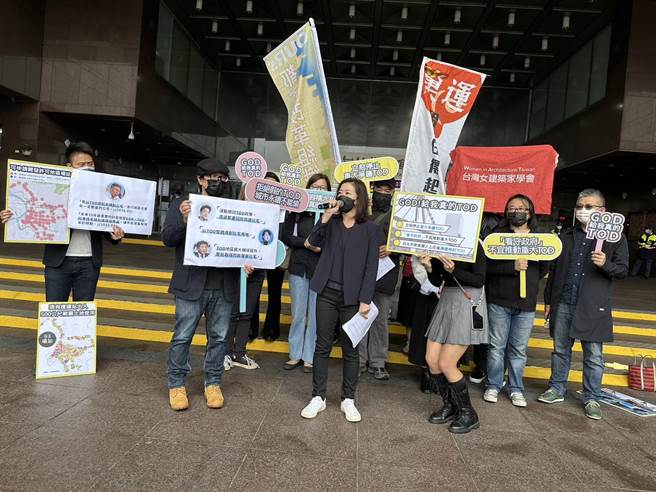 OURs都市改革组织、中华民国都市设计学会、中华民国景观学会、台湾女建筑家学会、台湾现代建筑学会、建筑改革社今联合召开记者会在市府前抗议。（杨亚璇摄）
