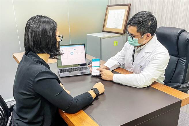 工研院与盖德科技合作研发「800Z智慧健康手表系统」，首次在卫福部彰化医院进行测试验证，医护人员透过监测可即时提供个人化诊断与医嘱。（工研院提供／罗浚滨新竹传真）