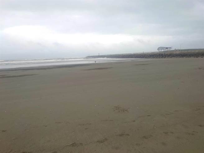 24歲唐姓女子昨日上午被發現全裸陳屍在竹圍漁港旁沙灘上。（民眾提供／蔡明亘桃園傳真）