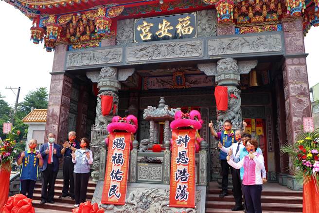 屏东潮州福安宫在2020年经「千人迁庙」后，将于2日晚间入火安座，当天上午11时许，在庙方与地方仕绅、县长候选人周春米等人的见证下，福安宫正式揭牌。（谢佳潾摄）