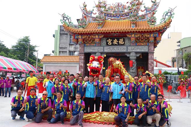 屏东潮州福安宫在2020年经「千人迁庙」后，将于2日晚间入火安座，当天上午11时许，在庙方与地方仕绅、县长候选人周春米等人的见证下，福安宫正式揭牌。（谢佳潾摄）