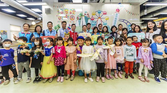 县长杨文科（中）等大小朋友以掷纸飞机方式宣告在新竹县阅读节「超享读游乐园」起跑。（罗浚滨摄）