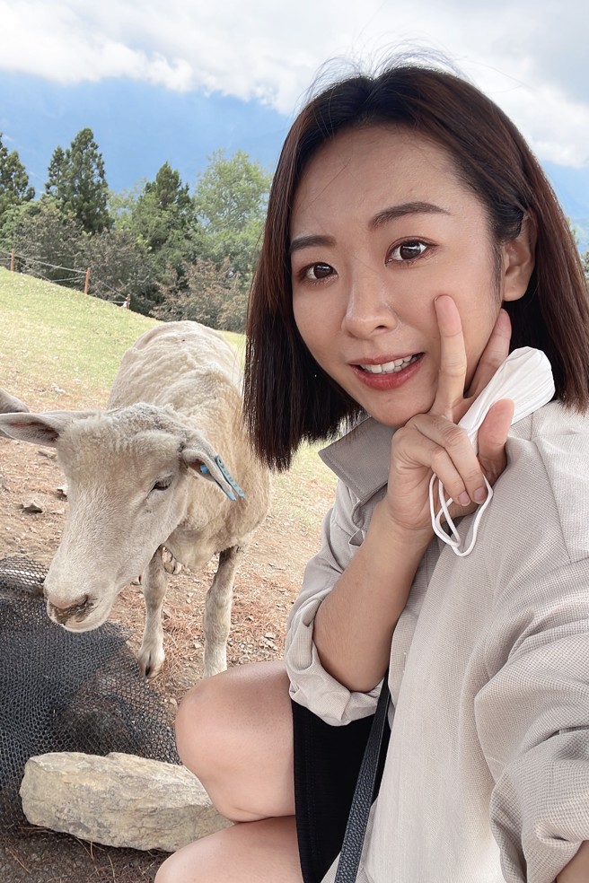 年仅26岁的永庆房屋经纪人饶佩姗，入行仅一年多就累积了南港区成交王、全公司超级战将等亮眼成绩，让她有信心今年能突破百万年薪。（图/ 永庆房屋提供）