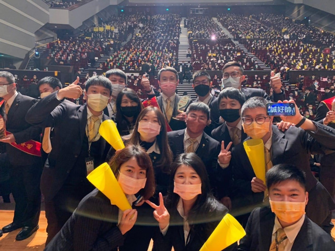 饶佩姗(前排左一)分享，在永庆当业务，不只新人期有师父的细心指导，永庆伙伴之间也以团结合作取代业务竞争，让成交更快速。（图/ 永庆房屋提供）