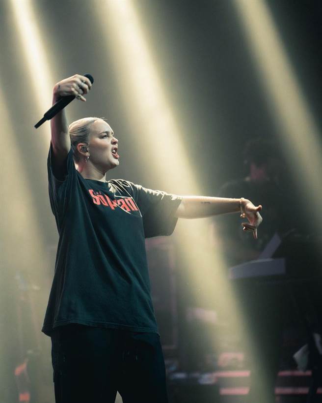 安玛莉开启亚洲巡迴演唱会，可惜台湾因疫情规定取消。（华纳提供）