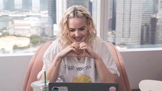 安玛莉受访时期待能再次来台开唱。（华纳提供）