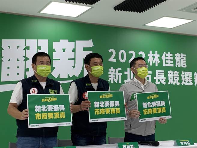 新北市议员罗文崇（左起）、陈启能、李坤城质疑新北市府振兴不给力。（叶德正摄）