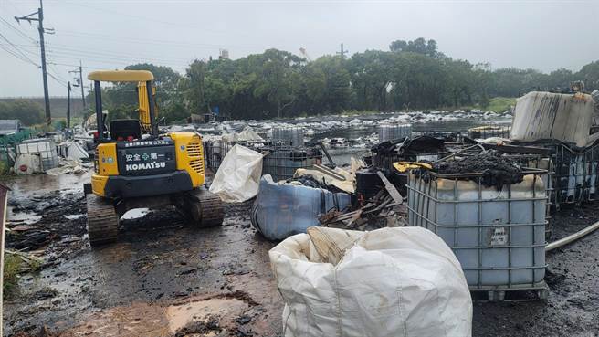 新屋笨港一处农地遭举报，竟堆满废弃油桶、沥青漏满地。（陈睿生提供／蔡明亘桃园传真）