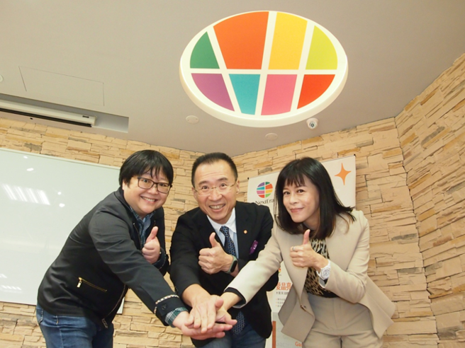 由左至右依序：祥葛薾研发长陈威丞博士、丰年代董事长彭振东、祥葛薾许丽卿总经理。(戴志扬翻摄)