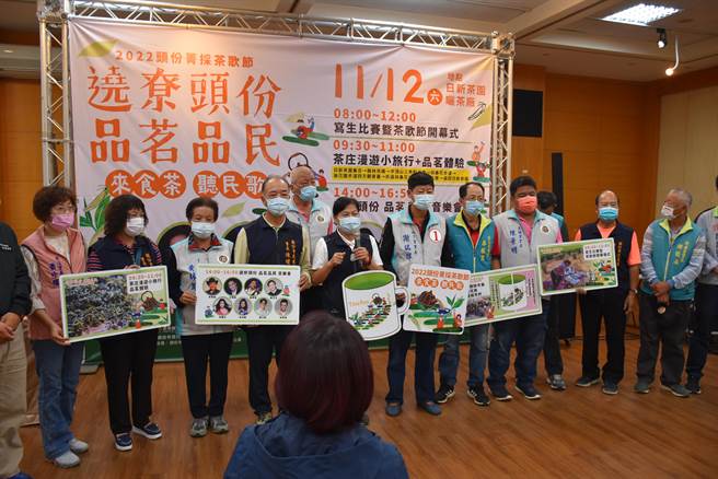 头份市长罗雪珠与里长们欢迎各地游客前来头份日新茶园品茗听民歌。（谢明俊摄）